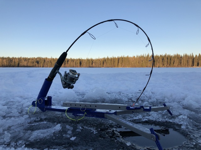 Setting up the jaw jacker for ice fishing 🎣 Have you used a Jaw Jack